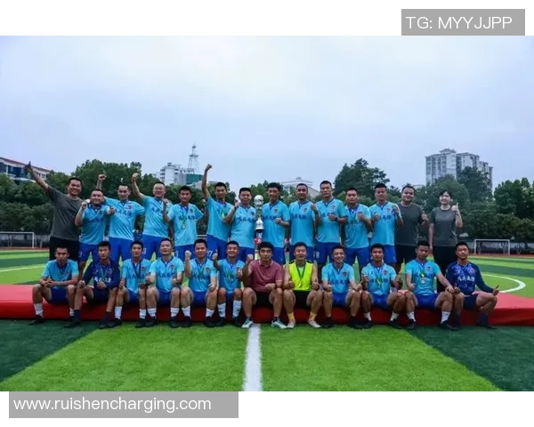 聚焦足球球星双边秀展现绿茵竞技魅力与团队精神风采