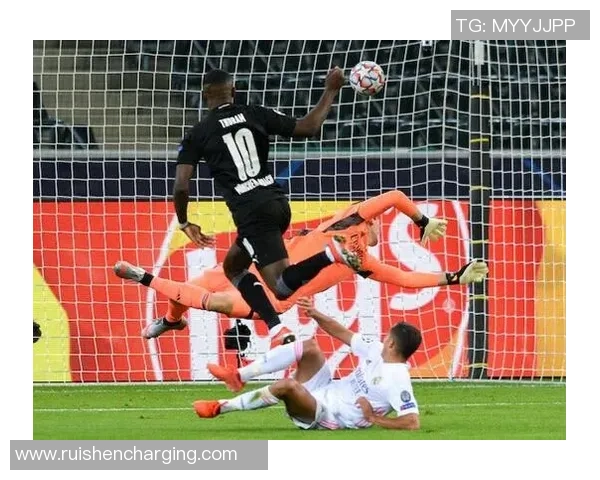 足球传奇之路：从青年才俊到全球瞩目的球场巨星成长历程