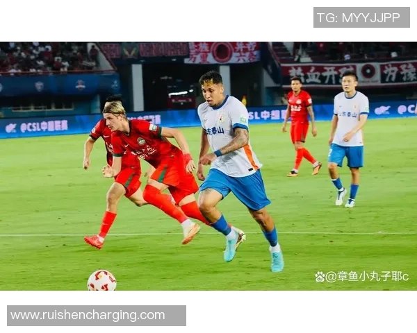 足球球星遭对方猛烈撞倒瞬间引发热议，赛场风波引发广泛关注